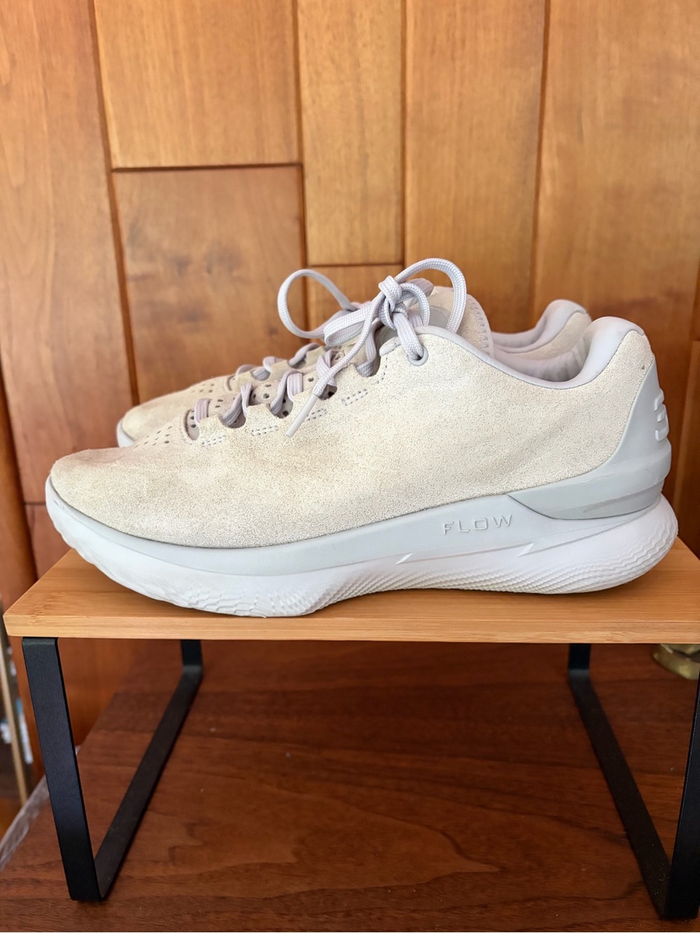 Under Armour Curry Low Flow Men’s 8, Women’s 9.5 Suede Sneakers. Cream & gray.